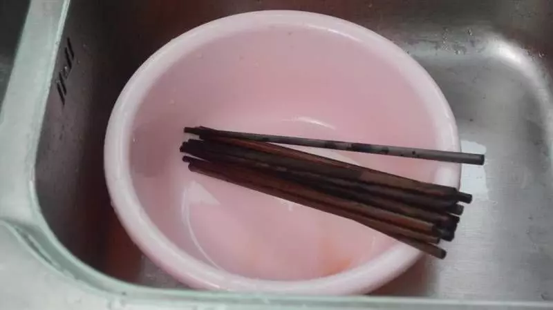 筷子發霉別扔了，教你清洗妙招，多髒的筷子洗完就跟新的一樣乾淨