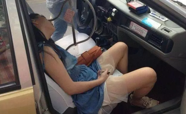 女子在計程車上坐姿不正常，司機覺得不對，停下車後報了警！