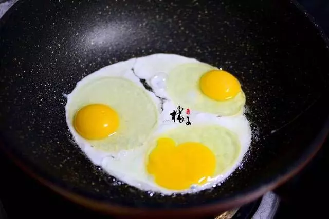 早餐別再吃水煮蛋了，試試這個新做法，看到就讓人流口水，真香呀!!