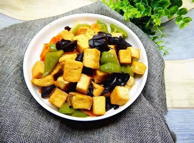 豆腐一種全新的口感，配以美味的黑椒粒，素食也可以吃的這樣小資。另附9款豆腐美味做法