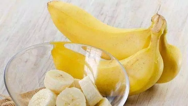 醫生勸告：吃完香蕉30分鐘內，千萬別碰這4種食物，容易損傷胃粘膜，加重腸胃脹痛！