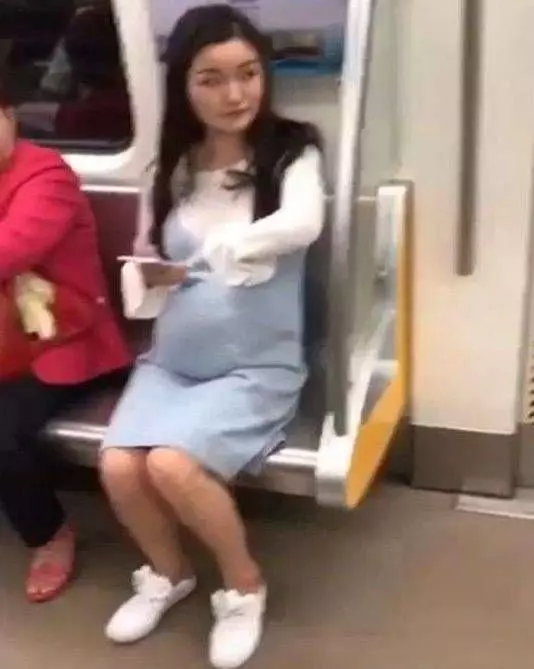 地鐵「最美孕婦」的舉動惹眾怒，網友：沒有道德底線！