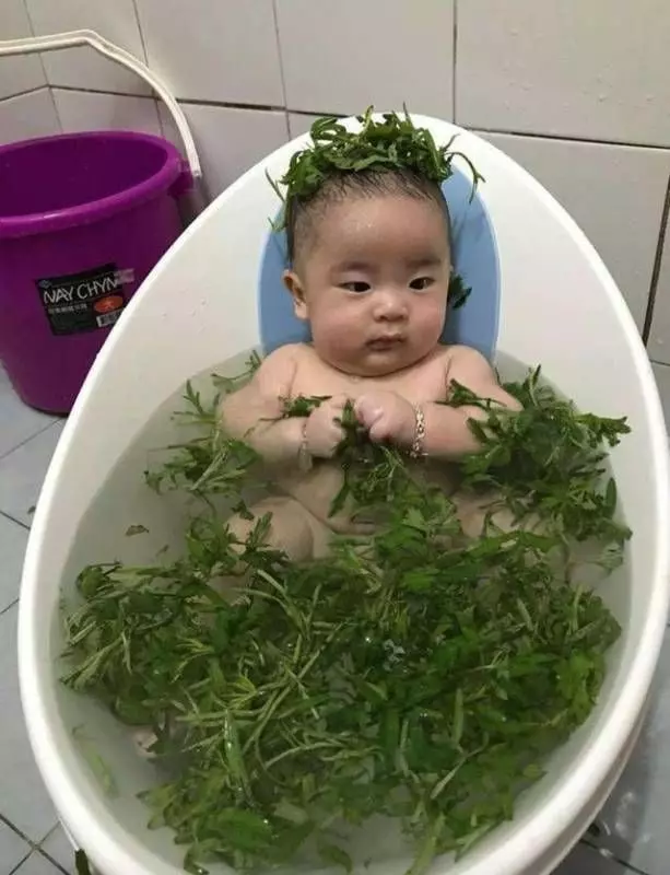 媽媽幫寶貝兒子洗艾草澡，像是在「熬鮮肉湯」巧喝艾草茶，體內垃圾「一掃而空」！!