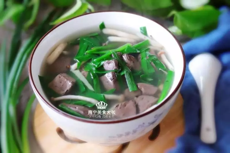 鴨血韭菜湯，這道湯一定要多喝，鮮甜可口，還能補血解毒