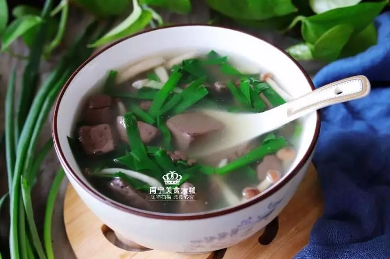 鴨血韭菜湯，這道湯一定要多喝，鮮甜可口，還能補血解毒