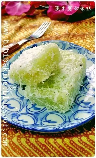 蒸木薯西米糕 ( Steamed Tapioca Kueh ) 一款朴實，不花俏，古早味濃的糕點，真的好好吃哦！!