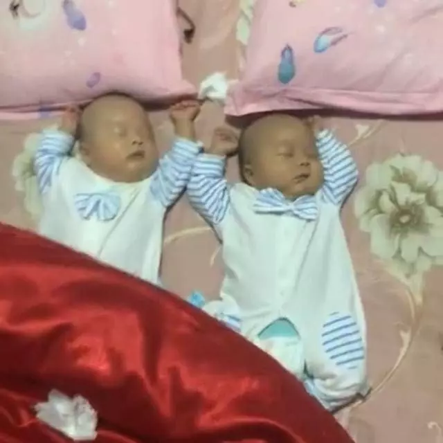 爸爸陪雙胞胎睡覺，看到這三人的睡姿，網友直呼：親生的錯不了