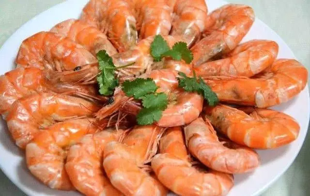 煮蝦時，用上這個技巧，大蝦又鮮又嫩，吃起來一點都不腥