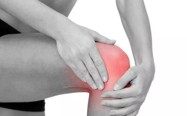 膝蓋痛走不穩，「1把草」緩解多年膝蓋疼痛，堅持用，還能祛濕，散寒，抗過敏
