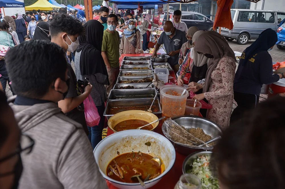 老伯排長龍買RM3食物 小販不爽：不賣，至少RM5！ 